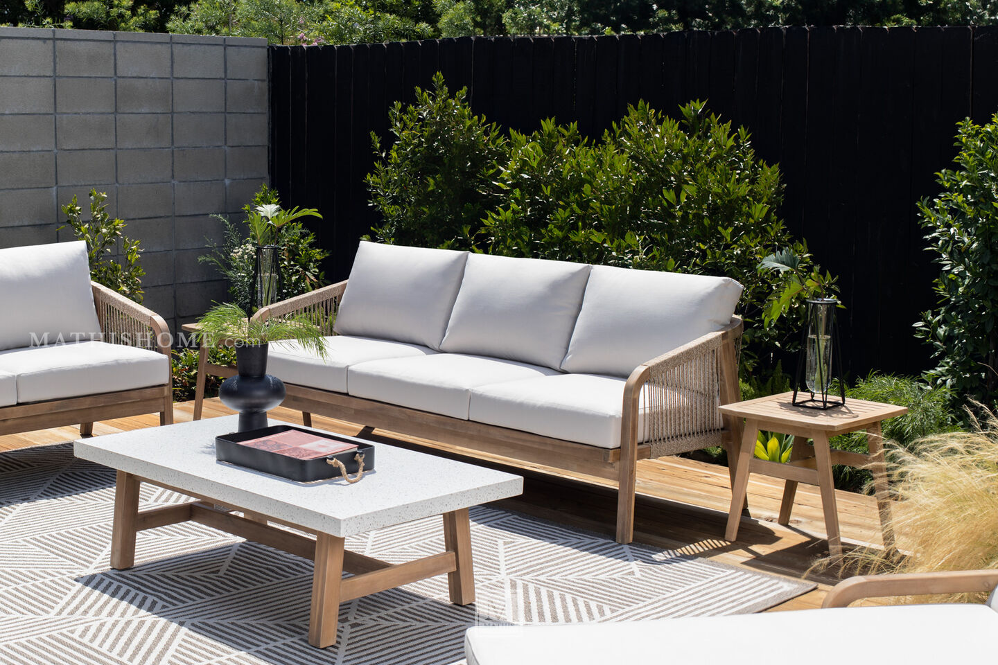 Replay Lounge Sofa in Casual Patio