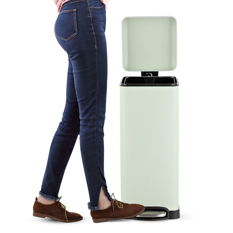 Betty Retro Step-Open Trash Can with Liners