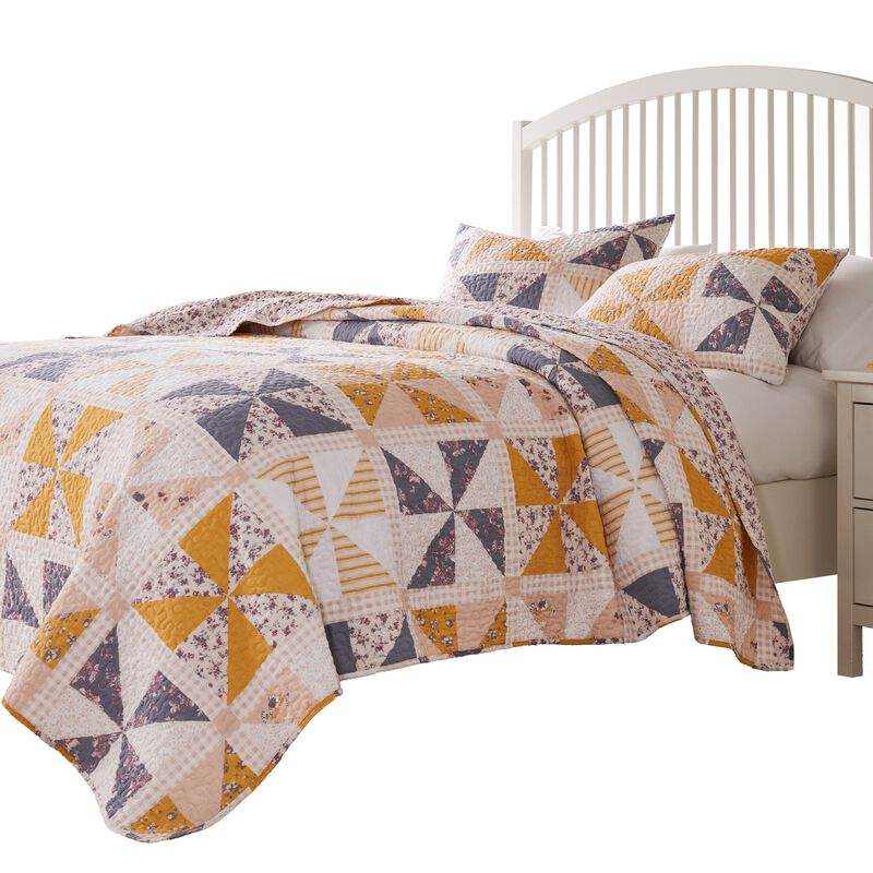 Jey 3pc Cal King Quilt and Pillow Sham Set, Pinwheel Patchwork in Peach