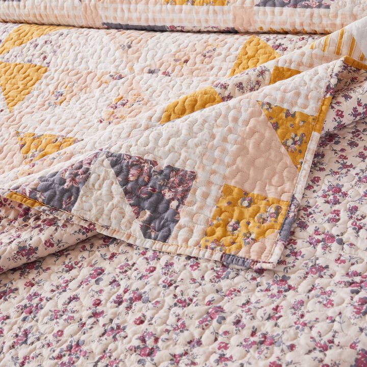 Jey 3pc Cal King Quilt and Pillow Sham Set, Pinwheel Patchwork in Peach