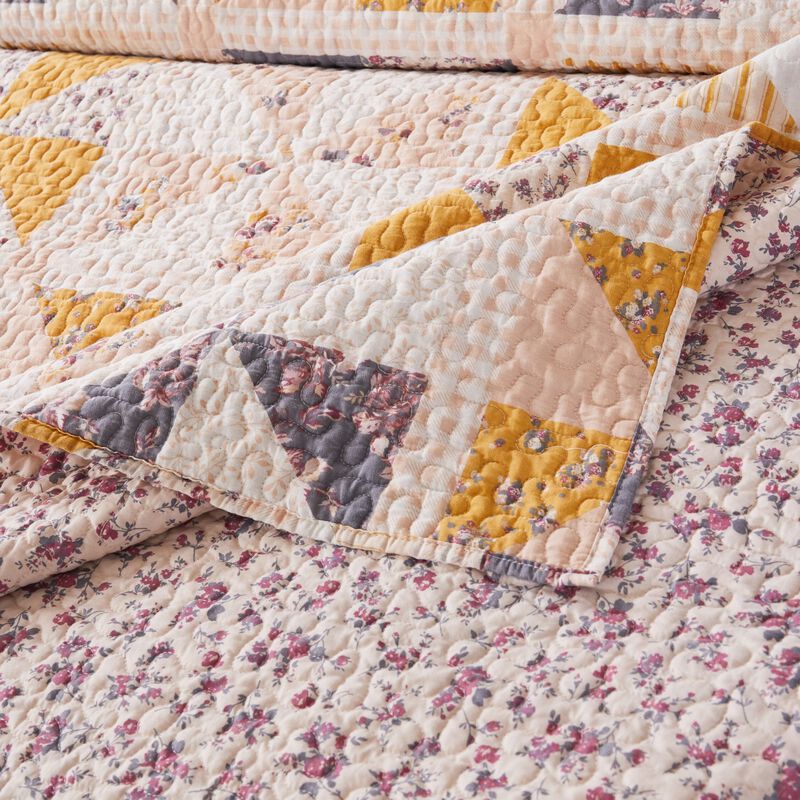 Jey 3pc Cal King Quilt and Pillow Sham Set, Pinwheel Patchwork in Peach