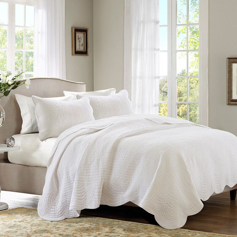 Gracie Mills Salvatore 3-Piece Reversible Country-Inspired Scalloped Edge Quilt Set