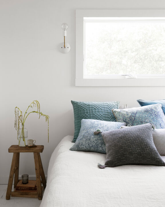 P0568 Charcoal 18"x18" Down Pillow
