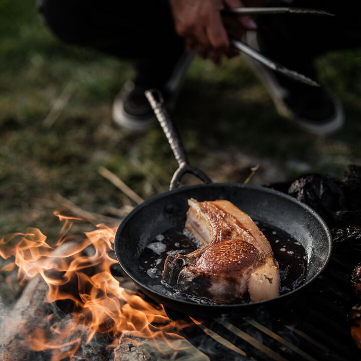 Alva Artist Carbon Steel Pan Pre-Seasoned with Natural Mineral Oil, Non Toxic Hammered Carbon Steel Nonstick Frying Pan Skillet for Searing Steak, Compatible with All Stovetops & Induction Safe