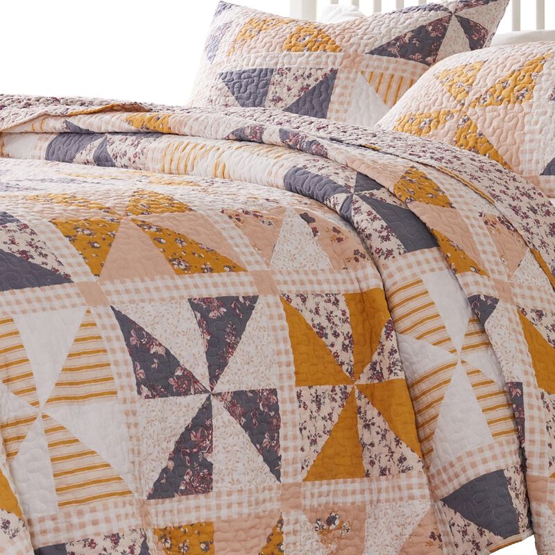 Jey 3pc Cal King Quilt and Pillow Sham Set, Pinwheel Patchwork in Peach
