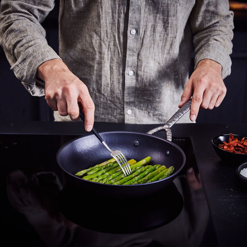 Alva Artist Carbon Steel Pan Pre-Seasoned with Natural Mineral Oil, Non Toxic Hammered Carbon Steel Nonstick Frying Pan Skillet for Searing Steak, Compatible with All Stovetops & Induction Safe