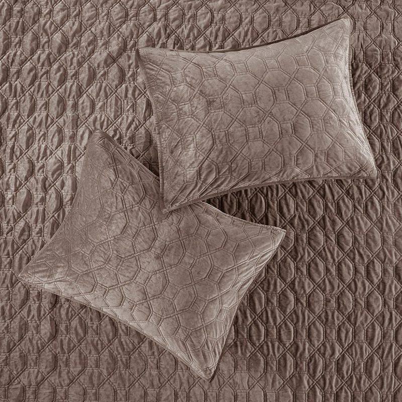 Gracie Mills Gayle 3-Piece Casual Geometric Velvet Quilt Set