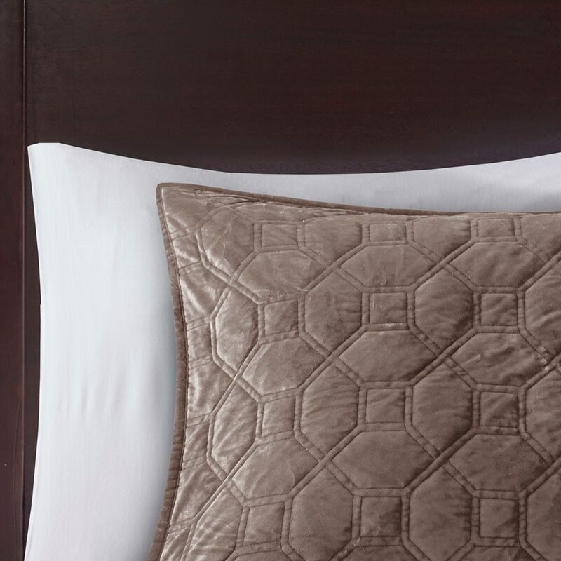 Gracie Mills Gayle 3-Piece Casual Geometric Velvet Quilt Set