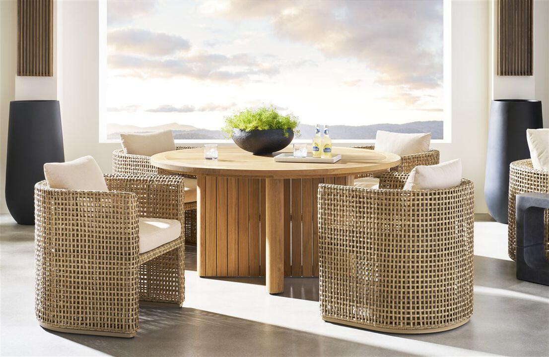 Horizon Outdoor Round Dining Table