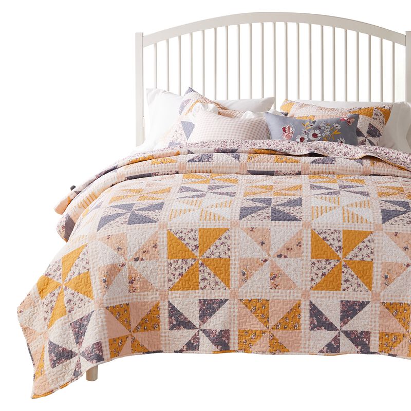 Jey 3pc Cal King Quilt and Pillow Sham Set, Pinwheel Patchwork in Peach