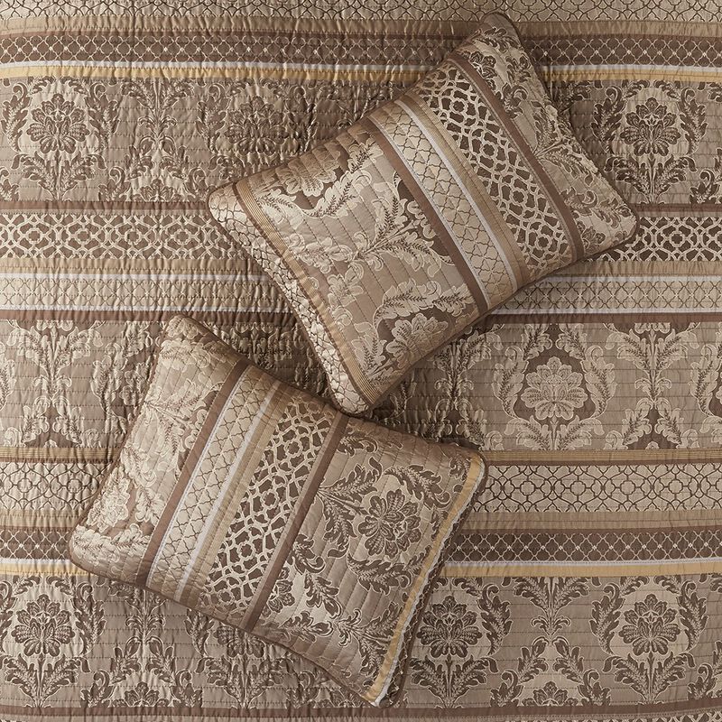 Gracie Mills Bruce 6-Piece Reversible Jacquard Quilt Set with Throw Pillows