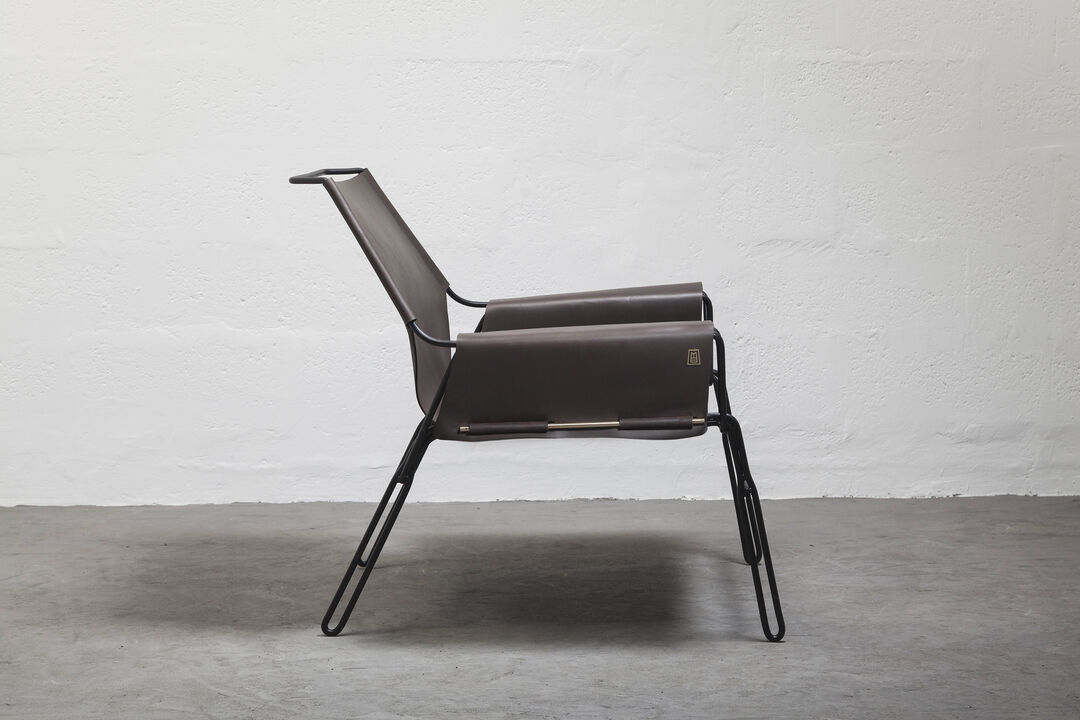 PERFIDIA_02 Leather Sling Lounge Chair by ANDEAN