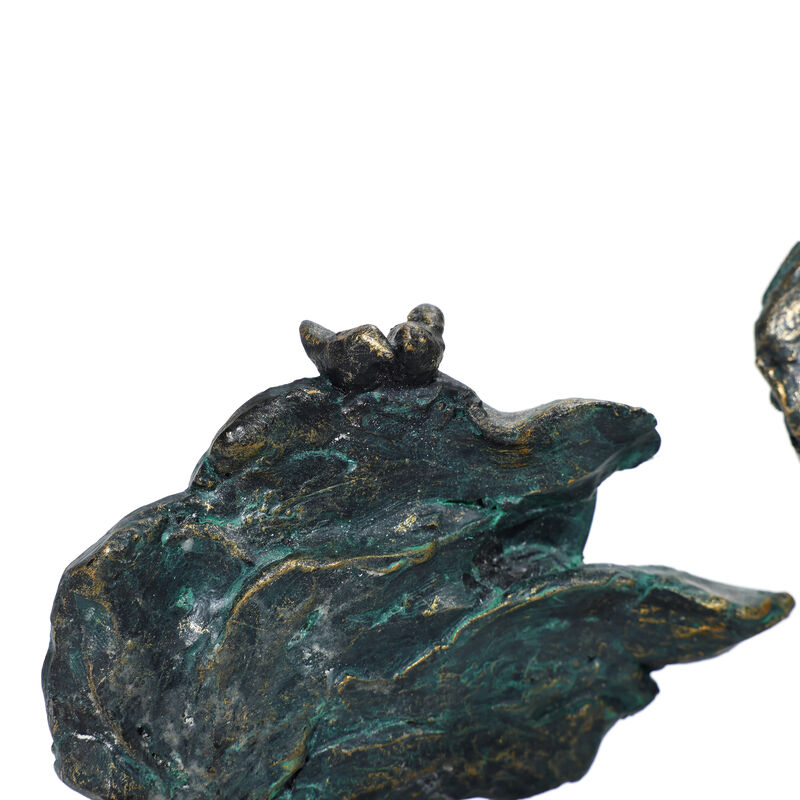 LuxenHome Resin Couple Love Windy Tabletop Decor