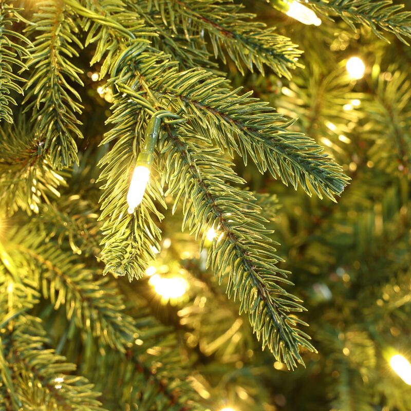 LuxenHome 7.5Ft Pre-Lit Green Slender Artificial Christmas Tree with Pine Cones