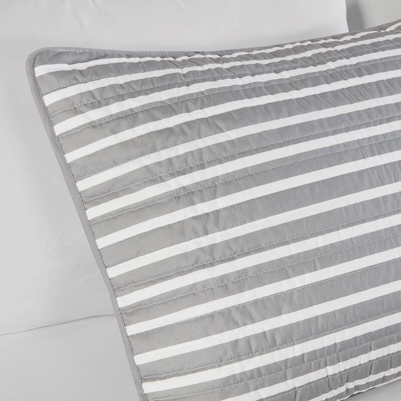 Gracie Mills Aderyn Modern Reversible Quilt Set with Throw Pillows