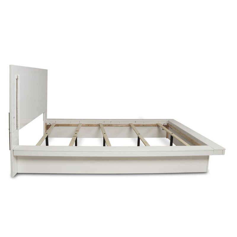 New Classic Furniture Furniture Sapphire 5/0 Solid Wood Queen Bed in White