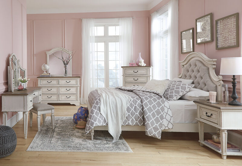 Realyn Full Panel Bed