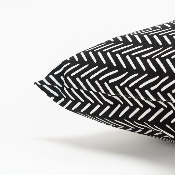 22"x22" Indoor/Outdoor Pillow, Black and White Crosshatch
