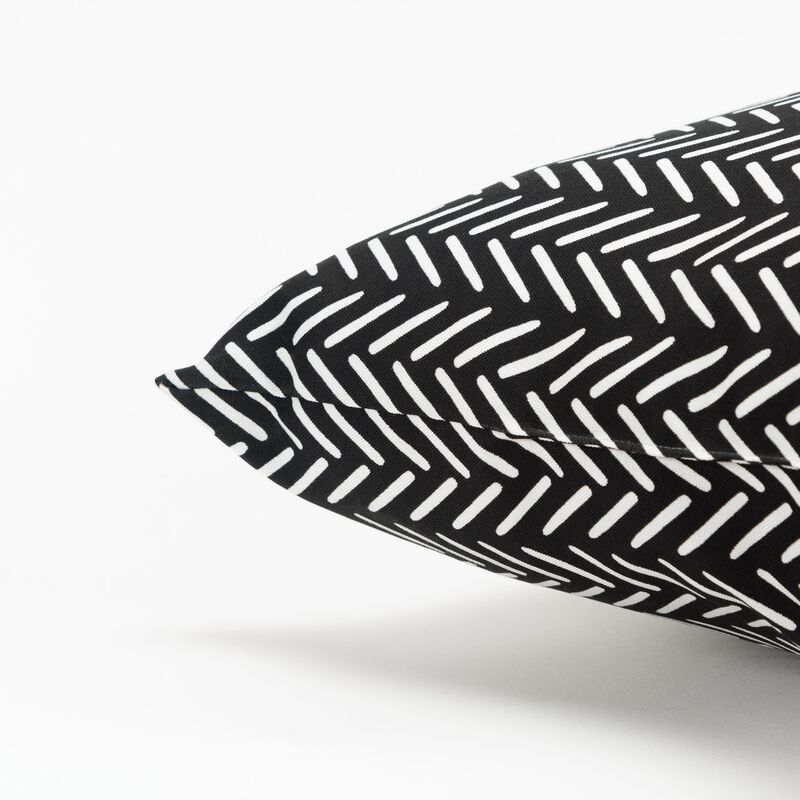 22"x22" Indoor/Outdoor Pillow, Black and White Crosshatch