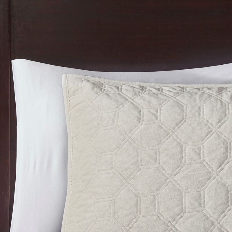 Gracie Mills Gayle 3-Piece Casual Geometric Velvet Quilt Set