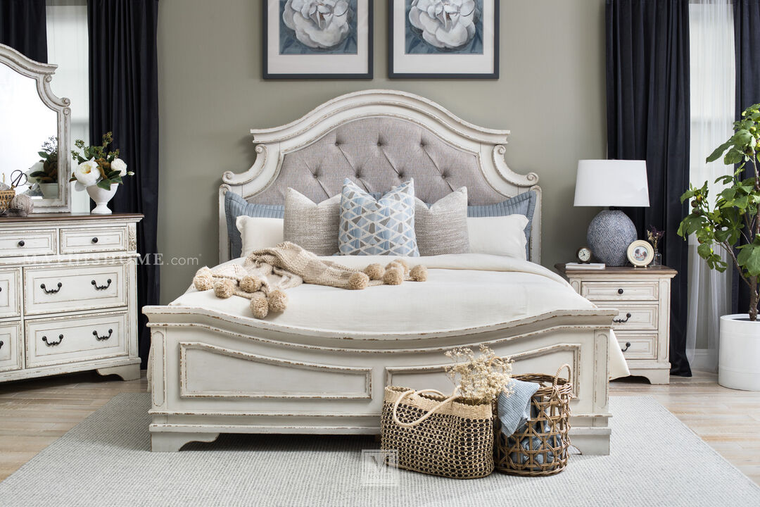 Realyn King Panel Bed