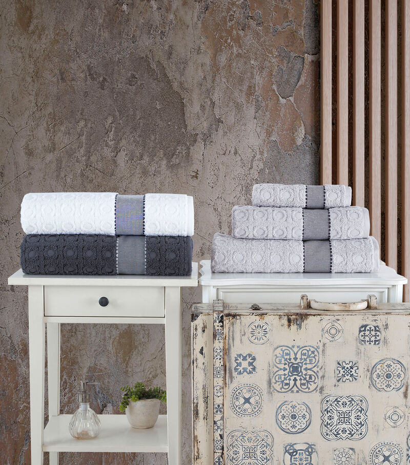 Brooks Brothers Circle in Square 2 pcs Wash Towels