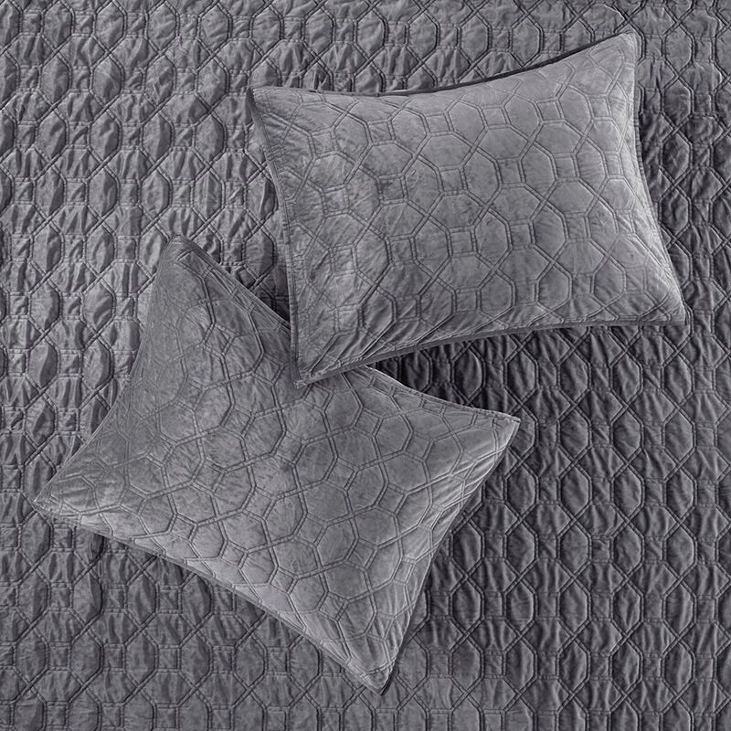 Gracie Mills Gayle 3-Piece Casual Geometric Velvet Quilt Set