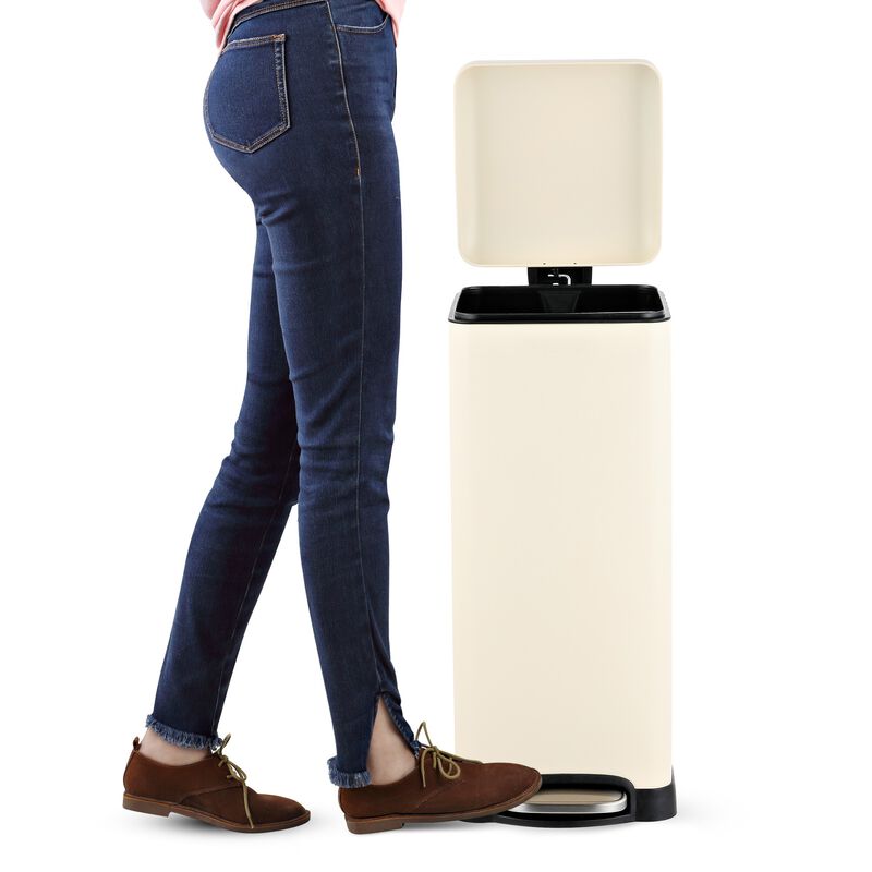 Betty Retro Step-Open Trash Can with Liners