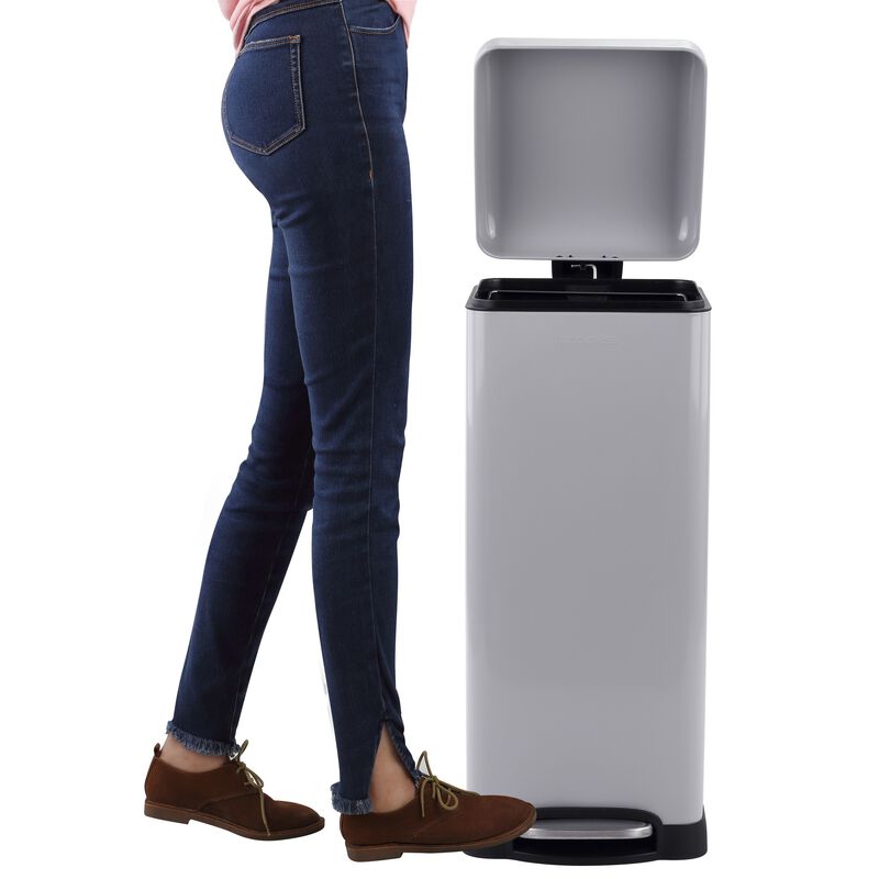 Betty Retro Step-Open Trash Can with Liners