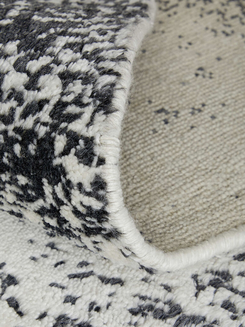 Coda 8930F 3'6" x 5'6" Black/White Rug