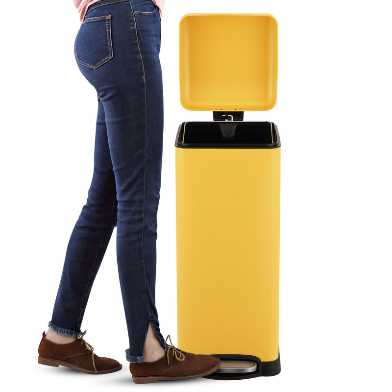 Betty Retro Step-Open Trash Can with Liners